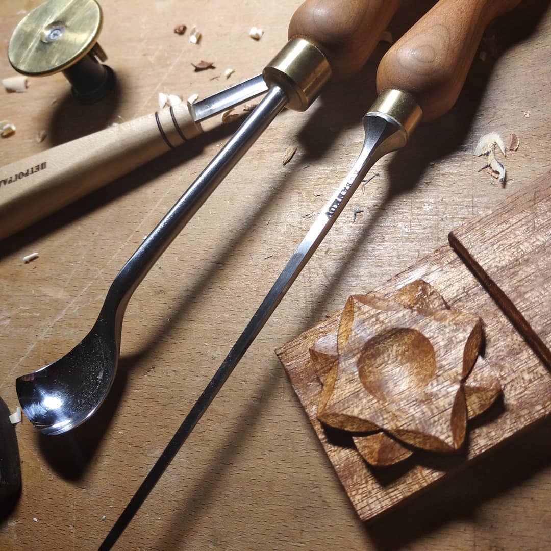 THE BASIC RULES AND TECHNIQUES OF CARVING Ron Baileys Wood Carvings